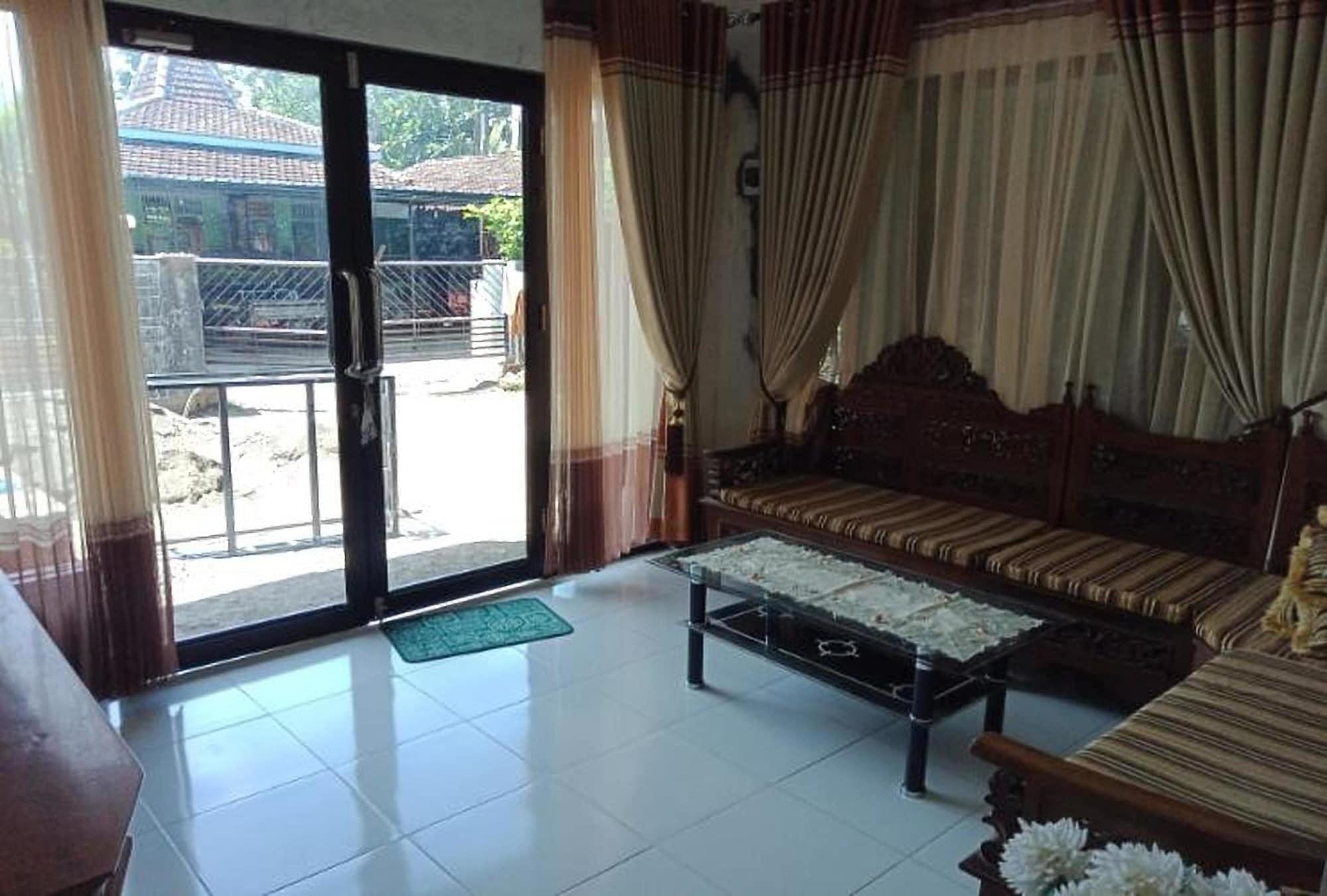 Gandrung City Hostel Banyuwangi  Ngoại thất bức ảnh